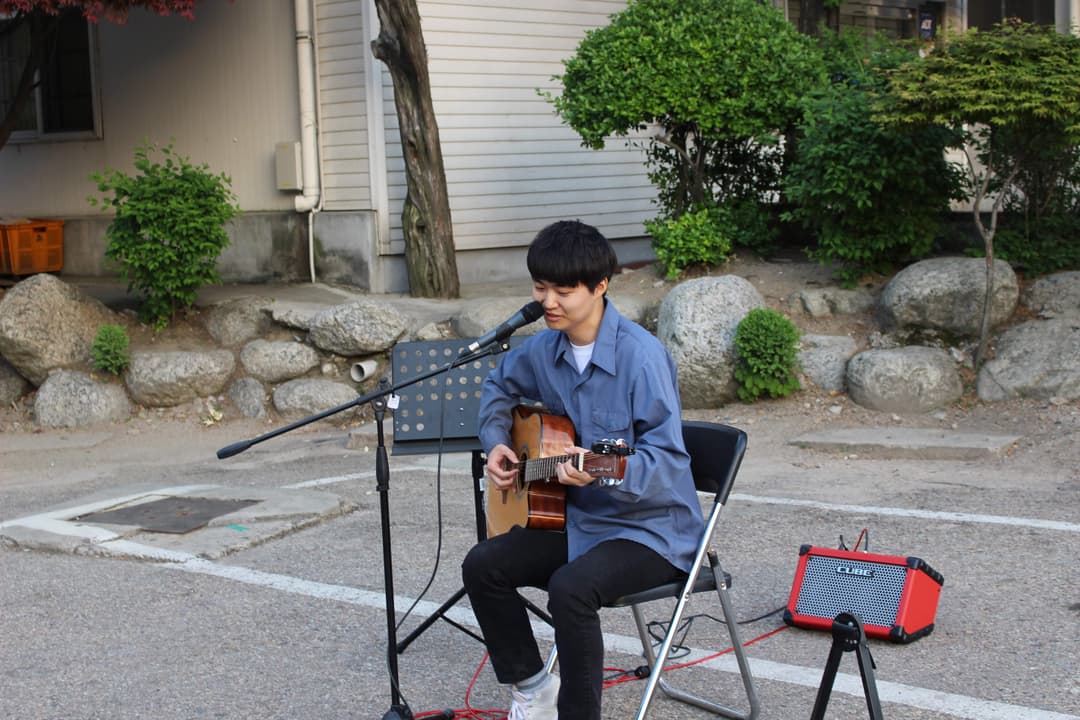 Chunhee performing